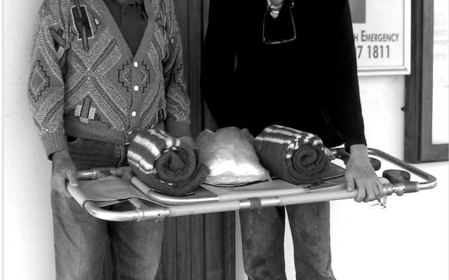 Koos de Kock, afgetrede SAMSA Ondersoek-/Veiligheids-beampte, het onlangs surplus voorraad, wat sy eiendom was, aan Pearly Beach Noodhulp geskenk. Van die items is ‘n opvoubare draagbaar, “space blankets”, verbande, komberse en nog meer. Die noodhulpkamer het die items met groot waardering ontvang en is ook dankbaar dat Koos aan hulle gedink het. Links is Koos de Kock saam met Hakkie van Pearly Beach Noodhulp wat die goedere in ontvangs geneem het.